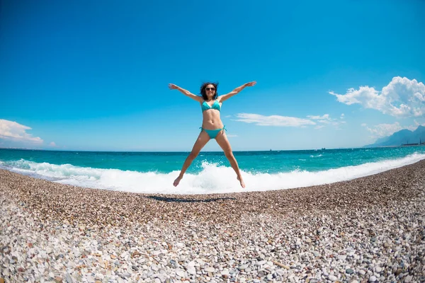 수영복을 해변에서 점프하는 해변에서 브루넷은 바다에서 목욕을 안탈리아에서의 — 스톡 사진