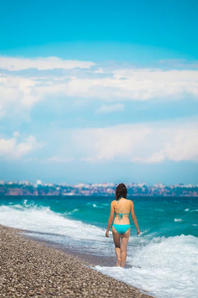 Una Ragazza Costume Bagno Cammina Lungo Spiaggia Guarda Mare Onde — Foto Stock