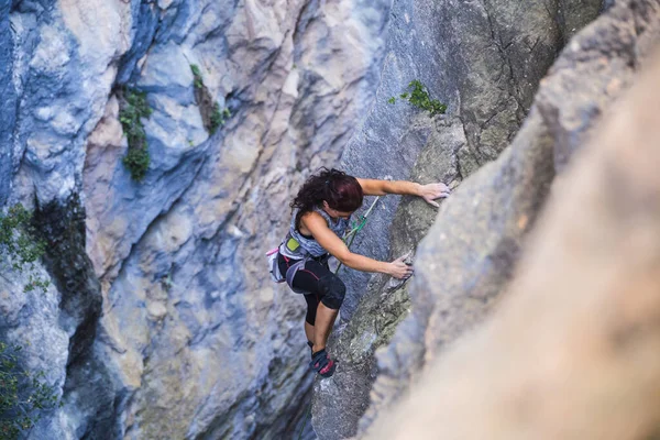 Woman Climbing Turkey Turkish Woman Climbs Rock Extreme Hobby Overcoming — Stock Photo, Image