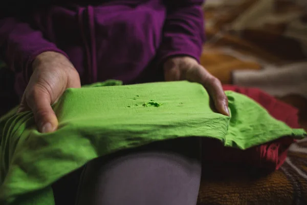 Женщина Держит Порванную Одежду Руках Восстановление Старой Одежды Дыра Штанах — стоковое фото