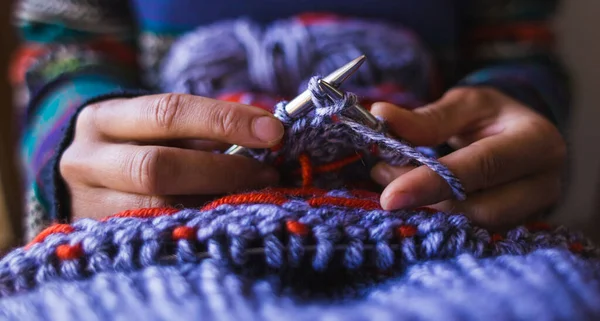 Frau Strickt Eine Mütze Aus Wollgarn Weibliche Hände Aus Nächster — Stockfoto