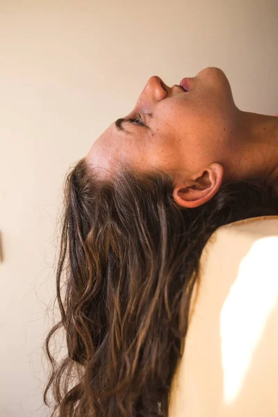 Kobieta Leży Łóżku Jej Włosy Zwisają Portret Brunetki Kręconymi Włosami — Zdjęcie stockowe