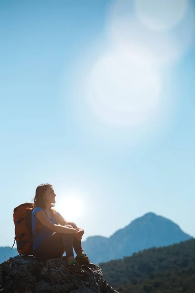 Una Donna Con Uno Zaino Siede Sulla Cima Una Montagna — Foto Stock