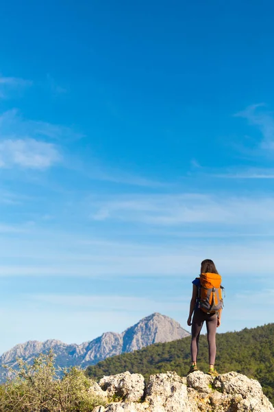 Жінка Рюкзаком Стоїть Вершині Гори Захоплюється Красою Гірської Долини Дівчина — стокове фото