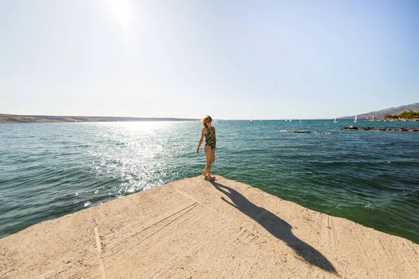 Donna Sul Molo Ragazza Costume Bagno Riposo Sulla Costa Del — Foto Stock