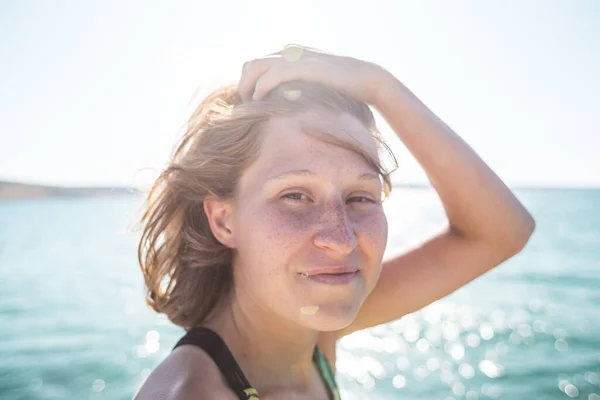 Egy Szeplős Mosolygós Lány Portréja Haj Fúj Szélben Nyaralás Tengerparton — Stock Fotó