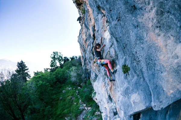 Una Chica Fuerte Sube Una Roca Escalada Roca Turquía Entrenamiento — Foto de Stock