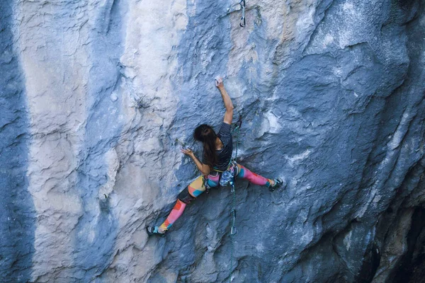 Uma Menina Forte Sobe Uma Rocha Escalada Turquia Resistência Força — Fotografia de Stock