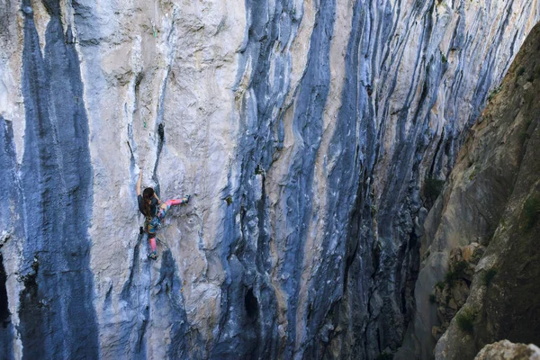 Uma Menina Forte Sobe Uma Rocha Escalada Turquia Resistência Força — Fotografia de Stock