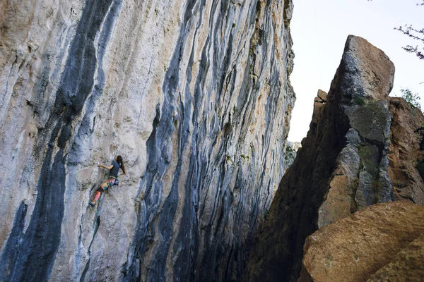 Strong Girl Climbs Rock Rock Climbing Turkey Training Endurance Strength — Stock Photo, Image