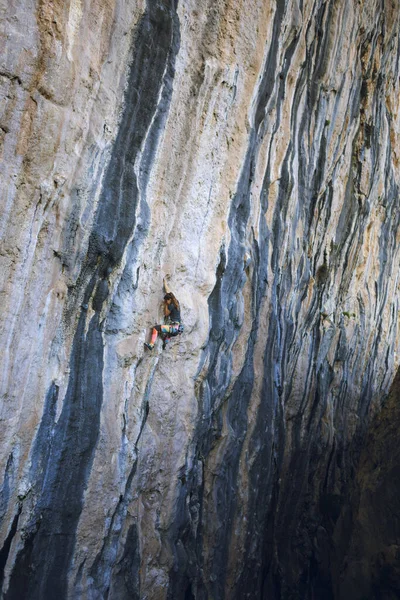 Strong Girl Climbs Rock Rock Climbing Turkey Training Endurance Strength — Stock Photo, Image