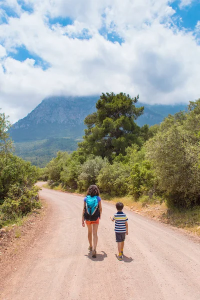 Una Mujer Con Una Mochila Lleva Niño Mano Largo Sendero — Foto de Stock