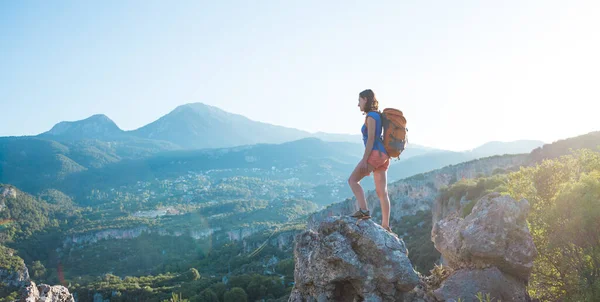 Eine Frau Mit Einem Rucksack Steht Auf Einem Berg Und — Stockfoto