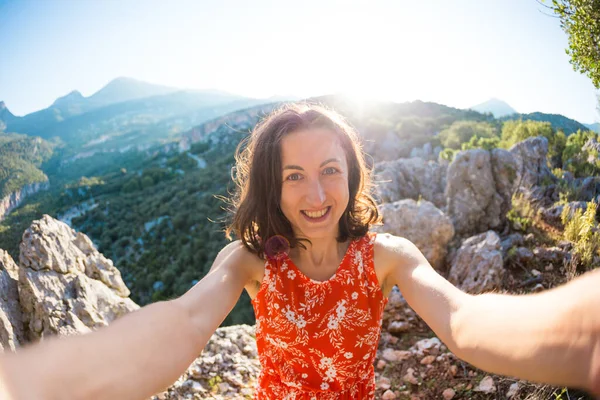 Bir Kadın Dağın Tepesinde Selfie Çekiyor Bir Kız Bir Dağ — Stok fotoğraf