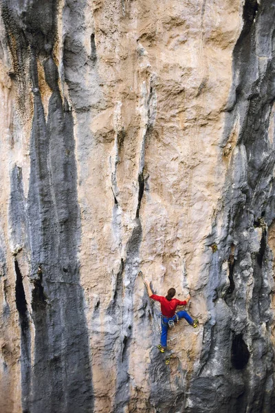 Homem Forte Sobe Uma Rocha Escalada Turquia Resistência Força Treinamento — Fotografia de Stock