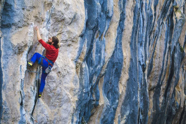Hombre Fuerte Sube Una Roca Escalada Roca Turquía Entrenamiento Resistencia —  Fotos de Stock