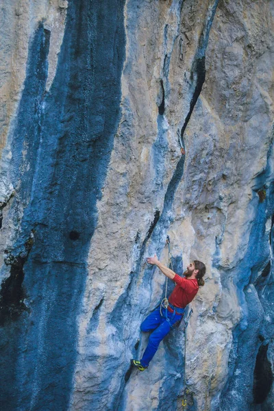 Silný Muž Šplhá Skálu Horolezectví Turecku Tréninková Vytrvalost Síla Muž — Stock fotografie