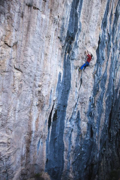 一个强壮的人爬上岩石 一个强壮的人爬上土耳其的岩石 训练耐力和力量 一个极限运动的人 一个攀岩者在大自然中训练 — 图库照片