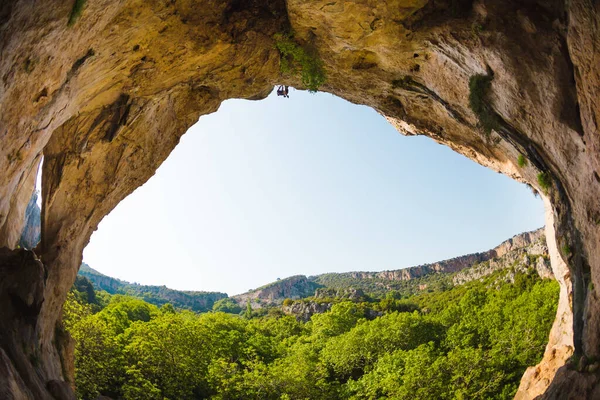 Escalador Rocas Sube Cueva Roca Forma Arco Hombre Entrena Terreno — Foto de Stock