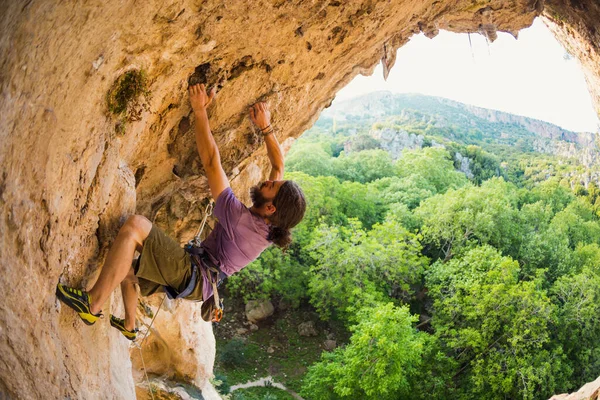 Escalador Rocha Sobe Caverna Rocha Forma Arco Homem Treina Terreno — Fotografia de Stock