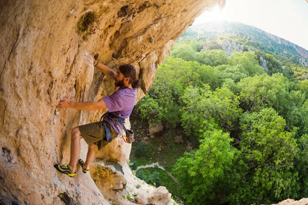 Kaya Tırmanışçısı Mağaraya Girer Kemer Şeklinde Kaya Yapar Adam Doğal — Stok fotoğraf