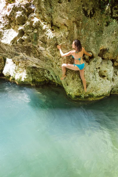 Uma Mulher Maiô Sobe Penhasco Acima Água Escalando Sobre Rio — Fotografia de Stock