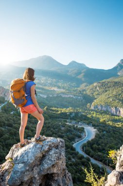 Sırt çantalı bir kadın dağın tepesinde durur ve bir dağ vadisinin güzelliğine hayran kalır, güzel yerlere seyahat eder, hedefe ulaşır, güzel manzara, Türkiye 'de seyahat eder..