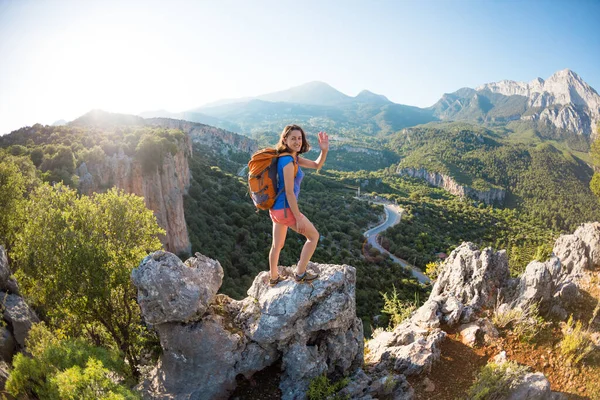 가방을 꼭대기에 산골짜기의 아름다움을 감상하는 여자는 아름다운 곳으로 여행하여 목표에 — 스톡 사진