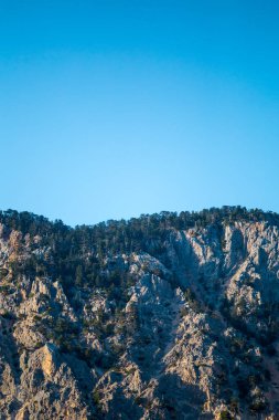 Türkiye 'de mavi gökyüzü, Zirve, Tırmanma arkaplanındaki güzel Türk dağları.