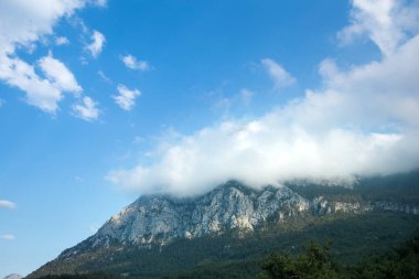 Türkiye 'de bulutlu gökyüzü, tepe, tırmanış arkaplanındaki güzel Türk dağları.