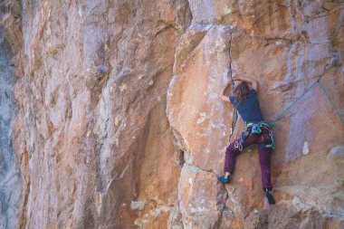 Güçlü bir kız kayaya tırmanır, Türkiye 'de kaya tırmanışı yapar, dayanıklılık ve dayanıklılık eğitimi alır, aşırı spor yapan bir kadın, dağcı doğada eğitim görür..