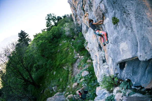 Una Chica Fuerte Sube Una Roca Escalada Roca Turquía Entrenamiento — Foto de Stock