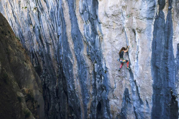 Güçlü Bir Kız Kayaya Tırmanır Türkiye Kaya Tırmanışı Yapar Dayanıklılık — Stok fotoğraf