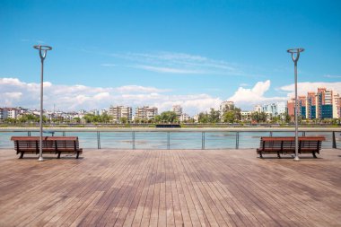 Türkiye tatil köyünün seti, Antalya 'da boş bir gezinti alanı, nehir kıyısında bir bank.