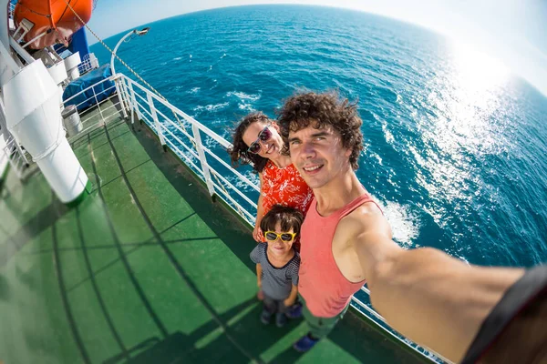 Familia Está Navegando Crucero Una Chica Con Marido Hijo Están — Foto de Stock