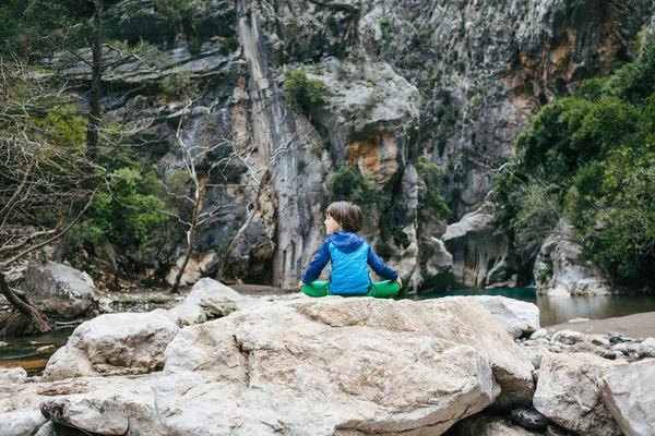 Дитина Сидить Великому Камені Дивиться Гірську Річку Хлопчик Їде Красиві — стокове фото