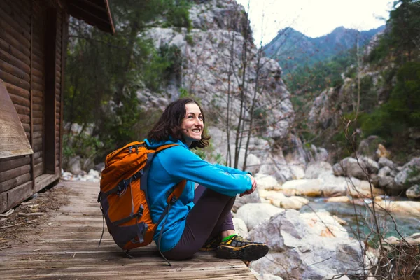 Una Donna Con Uno Zaino Siede Sul Portico Una Vecchia — Foto Stock