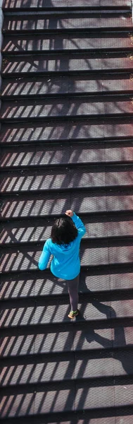 Женщина Бежит Вверх Лестнице Провожу Тренировки Городе Бег Достичь Цели — стоковое фото