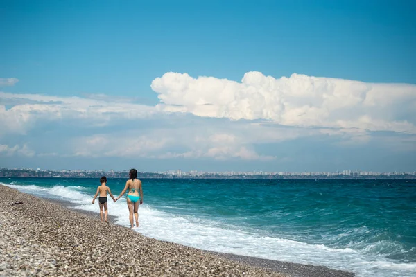 Kobieta Dzieckiem Plaży Turcji Mama Syn Iść Pływać Morzu Chłopiec — Zdjęcie stockowe