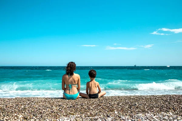 Kobieta Dzieckiem Plaży Turcji Mama Synem Siedzą Brzegu Morza Patrząc — Zdjęcie stockowe
