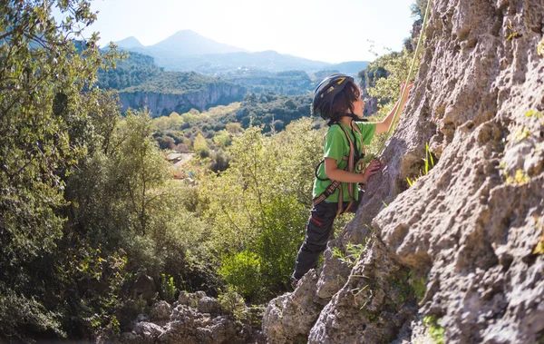 Niño Está Escalando Terreno Natural Niño Con Casco Sube Una — Foto de Stock