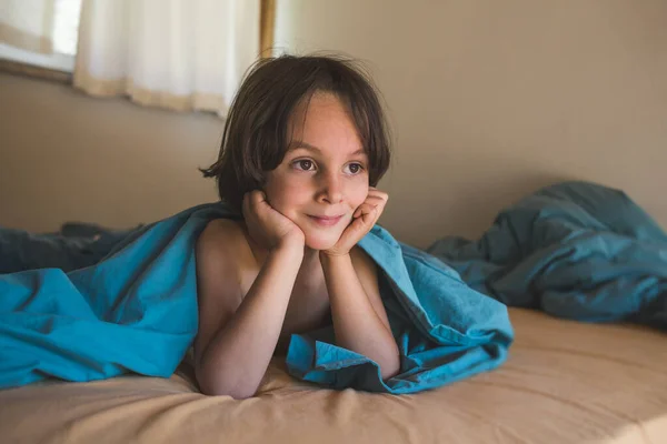 Rapaz Sorridente Está Deitado Cama Criança Está Feliz Por Não — Fotografia de Stock