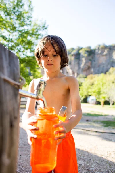 Enfant Verse Eau Robinet Dans Une Bouteille Rechargeable Garçon Étouffe — Photo