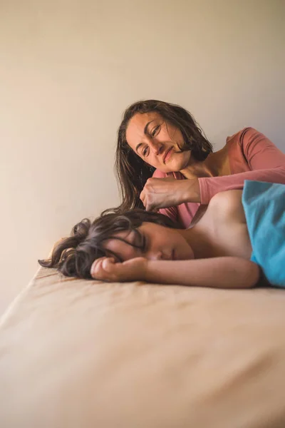 Madre Acariciando Cabeza Niño Dormido Una Mujer Toca Pelo Hijo — Foto de Stock