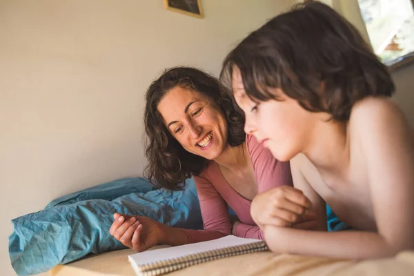 Ragazzo Con Sua Madre Sdraia Letto Legge Libro Una Donna — Foto Stock