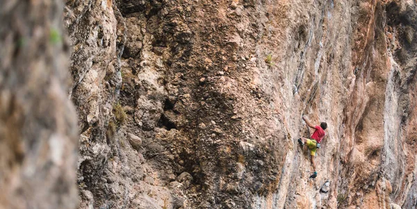 Een Sterke Man Klimt Een Klif Klimmer Overwint Een Moeilijke — Stockfoto