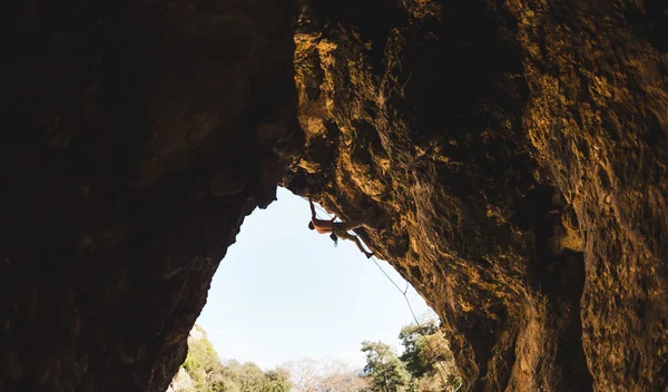 Alpinista Entra Caverna Rocha Forma Arco Homem Treina Terreno Natural — Fotografia de Stock