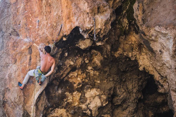 Homme Fort Grimpe Une Falaise Alpiniste Surmonte Une Route Escalade — Photo