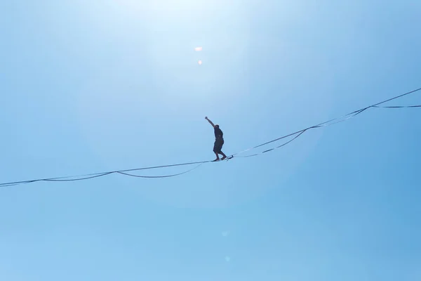 Ein Mann Läuft Die Highline Gegen Den Blauen Himmel Entlang — Stockfoto