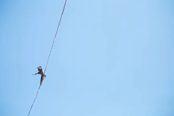 Homme Marche Long Ligne Haute Contre Ciel Bleu Highliner Sur — Photo